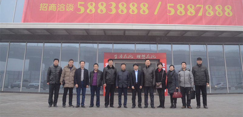 1483606380414051.jpg 圖為集團(tuán)領(lǐng)導(dǎo)查看北晟商業(yè)廣場項(xiàng)目_副本.jpg