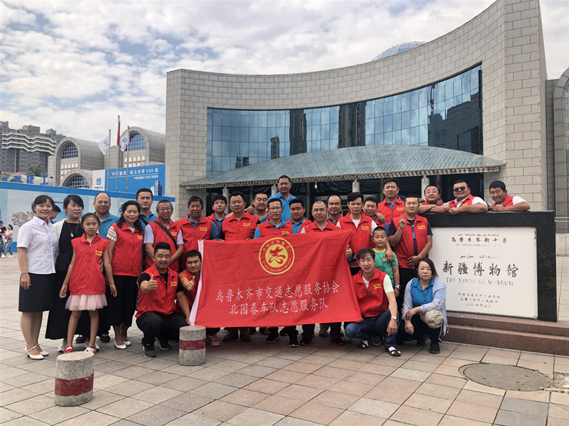 1567399373103678.jpg 圖為:運(yùn)輸公司志愿服務(wù)隊(duì)在自治區(qū)博物館合影留念_副本.jpg
