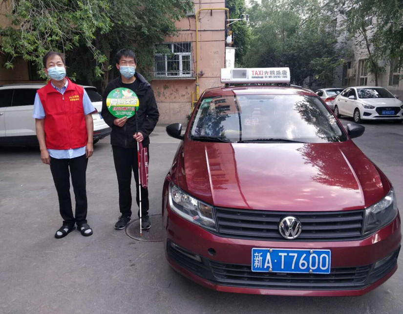 1625161398325161.jpg 圖為:運輸公司程軍旗拉載盲人考生_副本.jpg