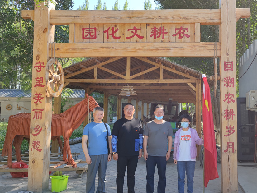 1625174884250582.jpg 圖為:烏蘇北園春市場(chǎng)黨支部參觀紅色基地_副本.jpg