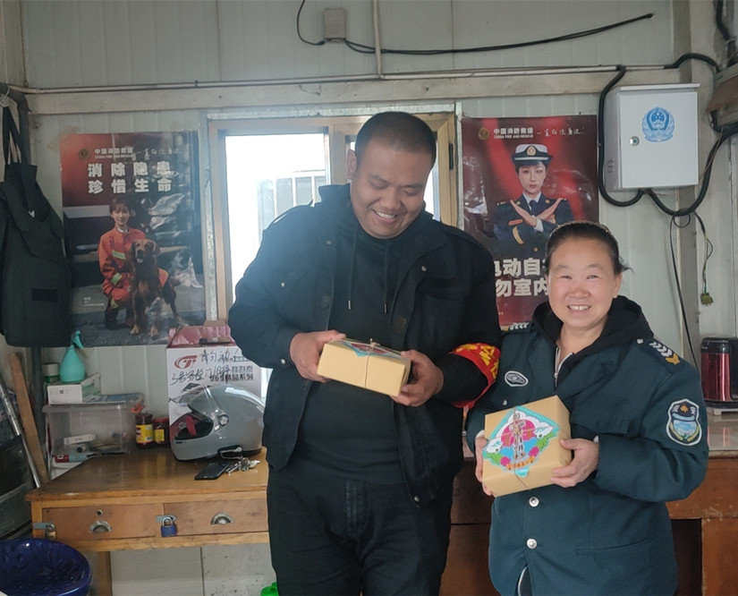 1695808923821661.jpg 圖為:沙區(qū)總工會節(jié)前為北園春集團(tuán)送來慰問品(四.1)_副本.jpg